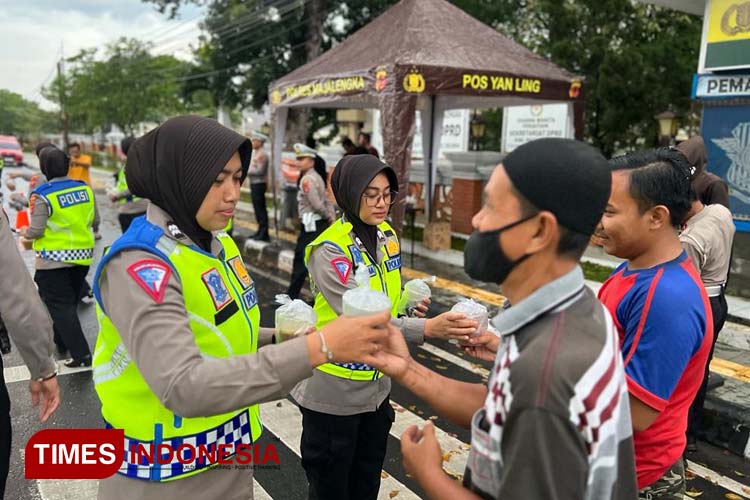 Terkejut Dikira Ada Razia, Ternyata Polisi Berbagi Takjil