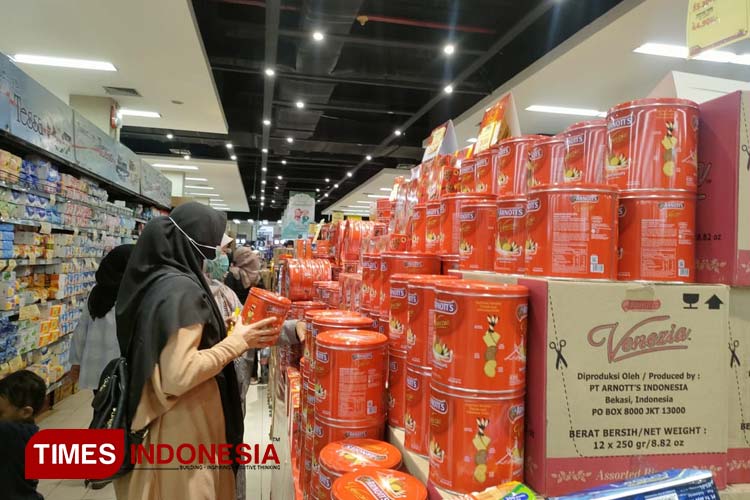 Kue Kaleng dan Sirup Jadi Buruan Pengunjung Supermarket Kota Tasikmalaya