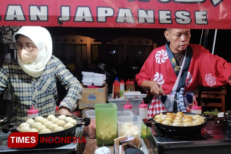 Budi bersama istrinya membuat olahan takoyaki. (Foto: Maghrifa/TIMES Indonesia)