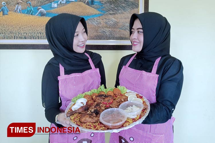 Kakak Intan dan adik Mira yang memiliki bisnis kuliner nasi arab Al Fazza 99 khas Timur Tengah. (FOTO: Mira/TIMES Indonesia)