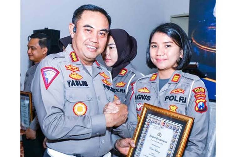 Kasatlantas Polres Malang AKP Agnis J Manurung ketika menerima penghargaan dari Polda. (Foto: dok TIMES Indonesia)