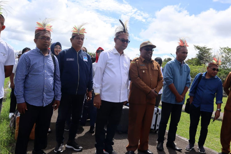 Hadiri Forum OPD, Wakil Bupati Aru Sambut Kadis Kominfo Maluku dengan Makan Sirih Pinang