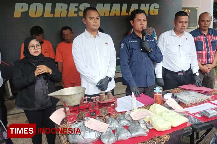 Polres Malang ketika merilis pelaku peracik bahan peledak. (Foto: Binar Gumilang/TIMES Indonesia)