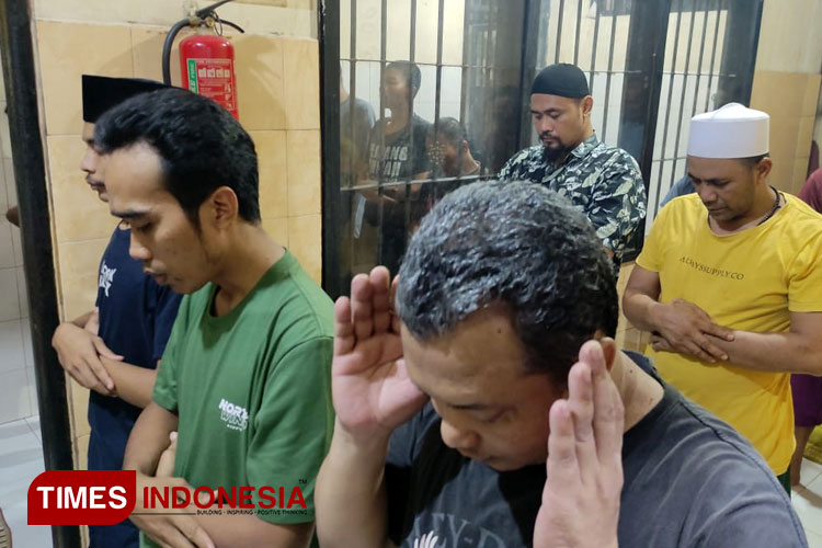 Para Tahanan Polresta Banyuwangi menjalankan ibadah shalat tarawih. (Foto: Ahmad Sahroni/TIMES Indonesia)