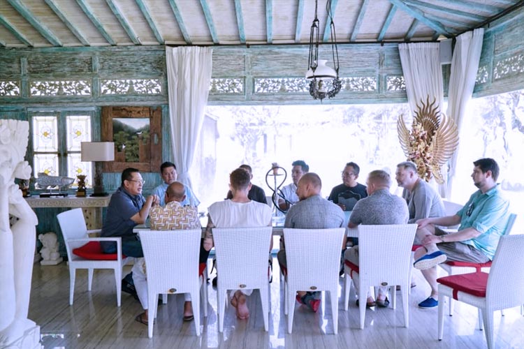 Ketua MPR RI Bambang Soesatyo menerima Komunitas perwakilan Warga Rusia di Bali, Minggu (26/3/2023). (FOTO: dok MPR RI)