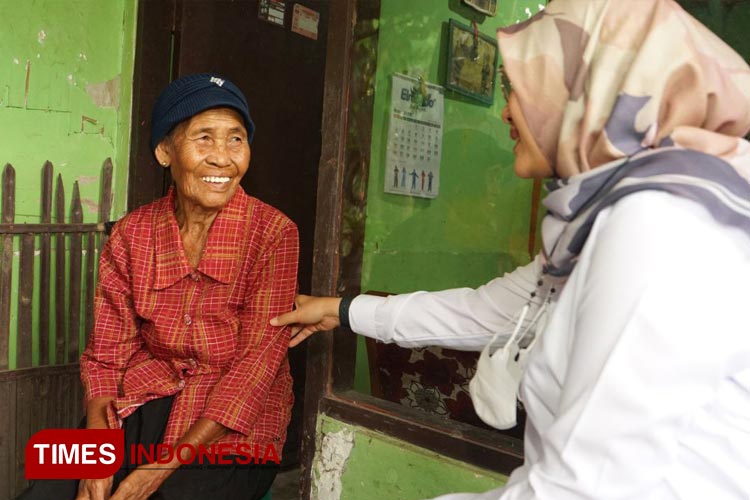 Bupati Banyuwangi, Ipuk Fiestiandani saat mengunjungi lansia di Kecamatan Tegaldlimo. (Foto: Laila Yasmin/TIMES Indonesia)