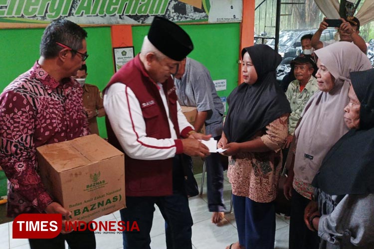 Bupati Malang Sanusi ketika memberikan santunan kepada belasan pegiat kebersihan. (Foto : Binar Gumilang/TIMES Indonesia).