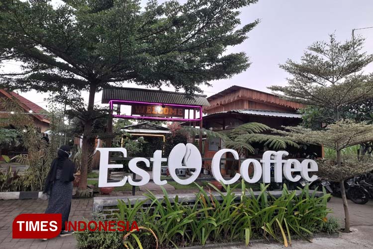 Nampak depan Esto Coffee yang ada di Jalan Raya Krebet Kecamatan Bululawang Kabupaten Malang (foto: Achmad Fikyansyah/Times Indonesia)