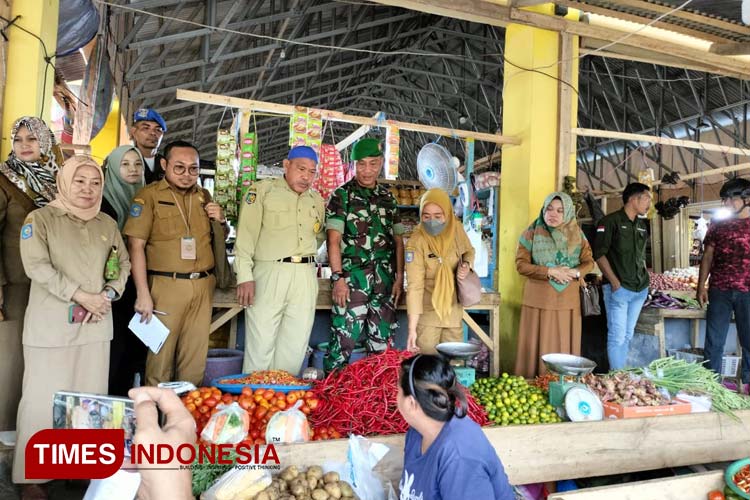 Tim Pengendali Inflasi Daerah (TPID) Kabupaten Pulau Morotai saat melakukan sidak harga cabai di pasar CBD Morotai, Selasa, 28 Maret 2023. (Foto: Munces For TIMES Indonesia ).