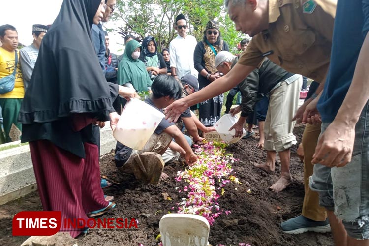 Prosesi pemakaman Yongki Irawan yang dihadiri oleh rekan-rekan dan kerabat (Foto: Dok. TIMES Indonesia)