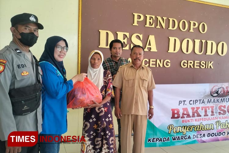 Pembagian sembako untuk warga Desa Doudo Panceng (Foto: Akmal/TIMES Indonesia).