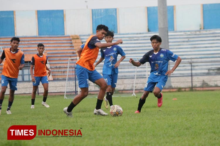 Para pemain tim sepakbola putra Kabupaten Lamongan saat menjalani latihan di Stadion Surajaya, Selasa (28/3/2023). (FOTO: MFA Rohmatillah/ TIMES Indonesia)