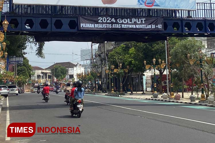 Spanduk ajakan Golput 2024 yang terpasang di kawasan Kayutangan Jalan Basuki Rahmat, Kota Malang. (Foto: Rizky Kurniawan Pratama/TIMES Indonesia)