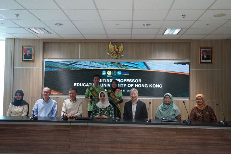 Prof. Kong Siu Cheung Dari EduHK Jelaskan ChatGPT Tools di Pascasarjana UNJ
