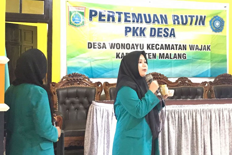 Mahasiswa KSM-T Unisma Malang melakukan sosialisasi pembuatan selai nangka ke Ibu-Ibu PKK Desa Wonoayu. (FOTO: AJP TIMES Indonesia)