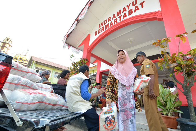 Zakat Profesi, Pekerja Pertamina RU VI Balongan Indramayu Salurkan 15 Ton Beras