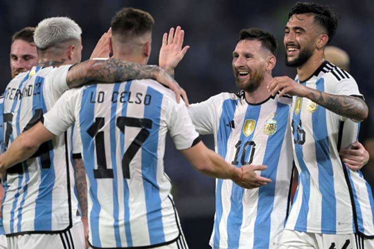 Kapten Argentina Lionel Messi merayakan golnya ke gawang Curacao bersama Enzo Fernandez, Giovani Lo Celso dan Nicolas Gonzalez. 