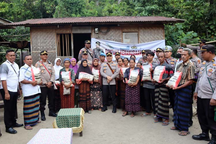 Polda NTT Salurkan 50 Ton Beras Bansos Kapolri untuk Dua Kabupaten di Flores