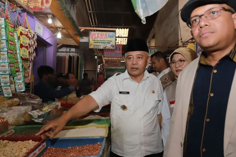 Komisi IX DPR RI didampingi Bupati Malang Sanusi ketika sidak Pasar Singosari. (Foto: Prokopim Kabupaten Malang)