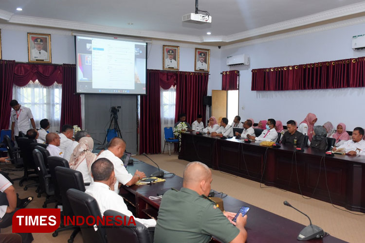 Suasana rapat zoom metting di ruang rapat kantor Wali kota Tidore (Foto: Harianto/TIMES Indonesia)