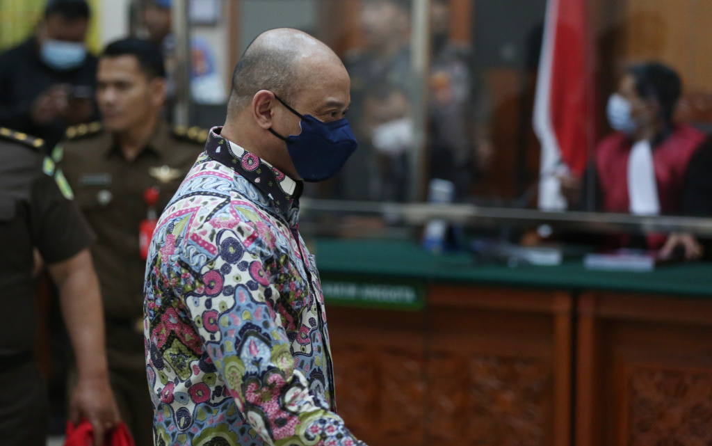 Mantan Kapolda Sumatra Barat, Irjen Pol Teddy Minahasa Putra berjalan saat akan menjalani sidang tuntutan terkait kasus memperjualbelikan barang bukti narkotika jenis sabu-sabu 