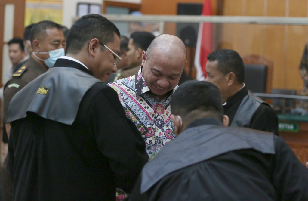 Mantan Kapolda Sumatra Barat, Irjen Pol Teddy Minahasa Putra berbincang dengan kuasa hukumnya usai menjalani sidang tuntutan 