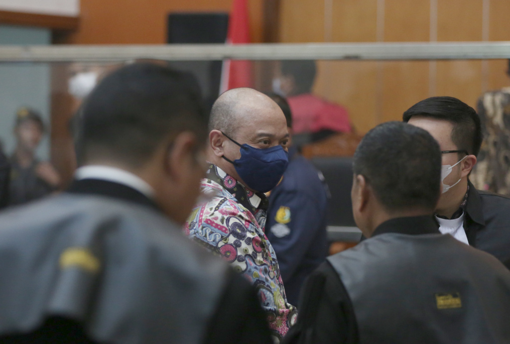 Mantan Kapolda Sumatra Barat, Irjen Pol Teddy Minahasa Putra berbincang dengan kuasa hukumnya usai menjalani sidang tuntutan.