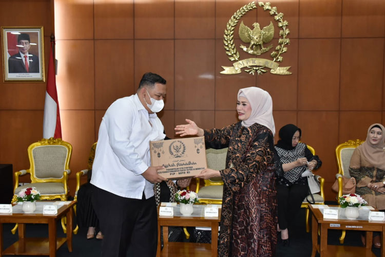 PIP MPR Bagikan Bingkisan Ramadaan, Lenny Bambang Soesatyo: Pentingnya Mengembangkan Jiwa Solidaritas