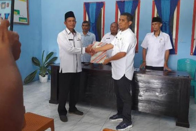 Kadis PMD Morotai Ahdad Hi Hasan saat melakukan serah terima jabatan ke Pj Kades Sangowo Timur Ajwin Tou, pada Rabu, 29 Maret 2023. (Foto: Fiko For TIMES Indonesia)