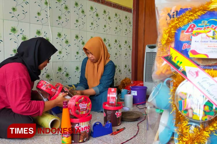 Karyawan Java Store Jombang yang tengah merangkai parsel lebaran. (FOTO: Rohmadi/TIMES Indonesia)