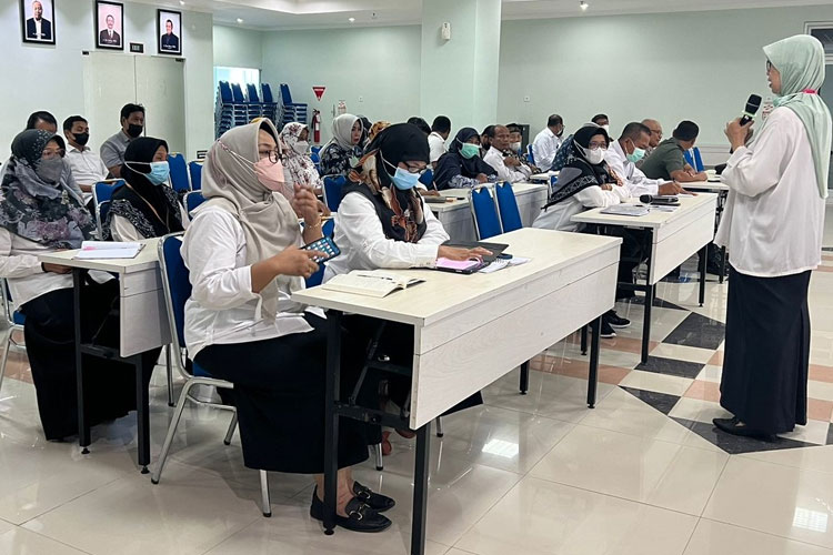 Direktur RSUD Sleman dr. Novita Krisnaeni M.P.H saat memimpin penyusunan Standar Pelayanan RSUD Sleman yang dihadiri berbagai stake holder terkait. (FOTO: Humas RSUD Sleman)