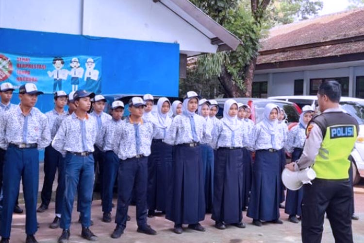 Satlantas Polres Malang Ketika melakukan pembinaan Patroli Keamanan Sekolah atau PKS di SMPN 3 Kepanjen. (FOTO: Satlantas Polres Malang).