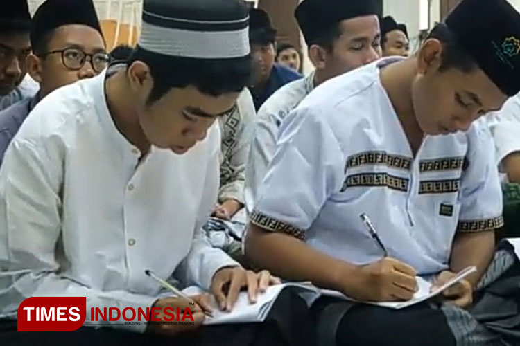 Siswa Sekolah Islam Shafta Surabaya saat mengikuti kajian fiqih dalam acara Pondok Ramadan, Kamis (30/3/2023).(Foto: Lely Yuana/TIMES Indonesia)