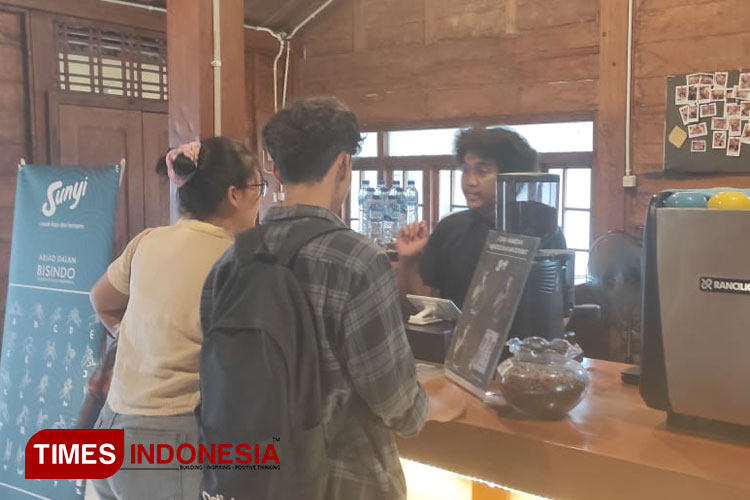 Terlihat seorang pengunjung menggunakan bahasa isyarat dalam berkomunikasi dengan karyawan Sunyi Coffee. (Foto: Hendro S.B/TIMES Indonesia)