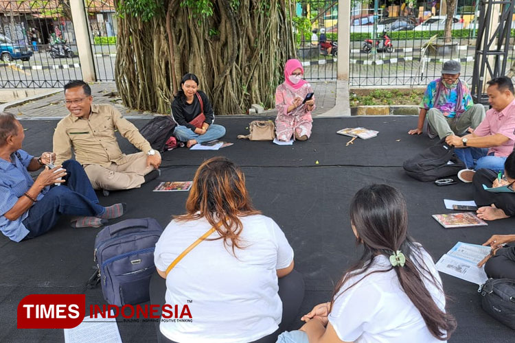 Para musisi yang tergabung dalam komunitas angklung jalanan menggelar diskusi darurat terkait pelarangan musik nusantara angklung di kawasan Malioboro. (Foto: Hendro S.B/TIMES Indonesia)