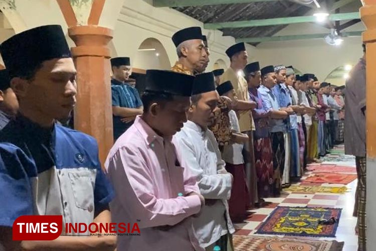 Keutamaan Shalat Tarawih ke-25, Terhindar dari Siksa Kubur - TIMES