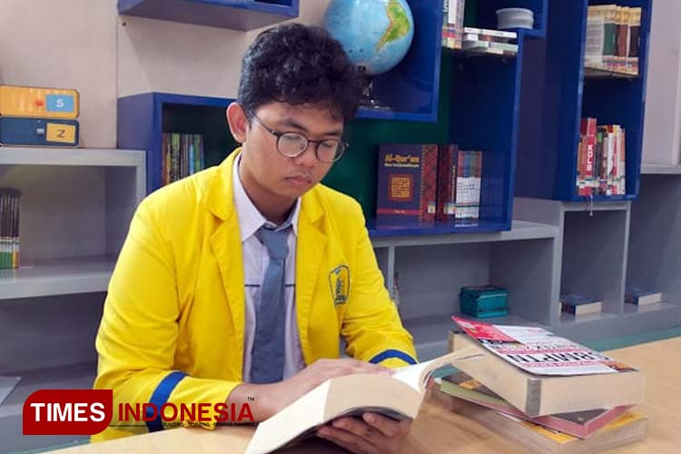 M Fadel Thoriq Dharmawan saat membaca buku di Perpustakaan SMA Muhammadiyah 10 GKB Gresik (Foto: Akmal/TIMES Indonesia).