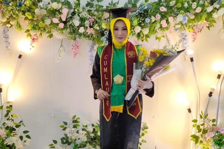 Inspiratif, Perjuangan Ning Iim Rampungkan Magister dengan Nilai Terbaik