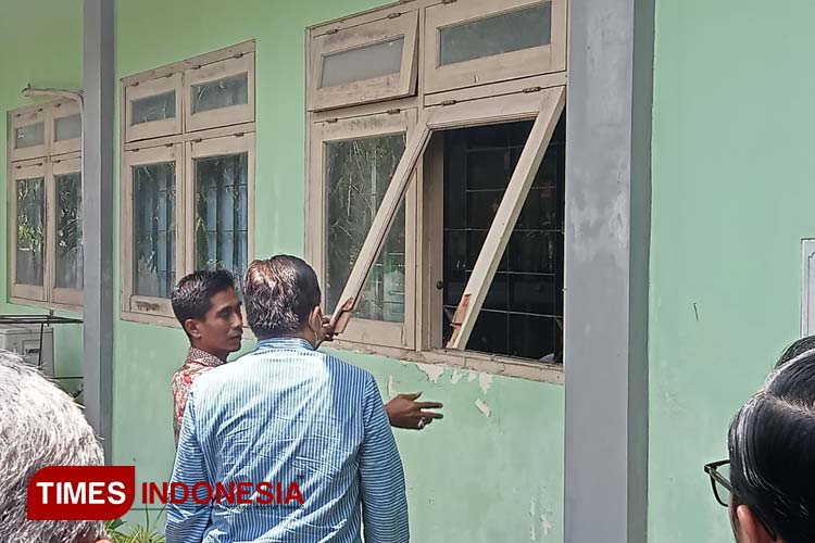 Saksi menunjukan jendela sekolah yang menjadi sasaran perusakan. (Foto: Totok Hidayat/TIMES Indonesia)
