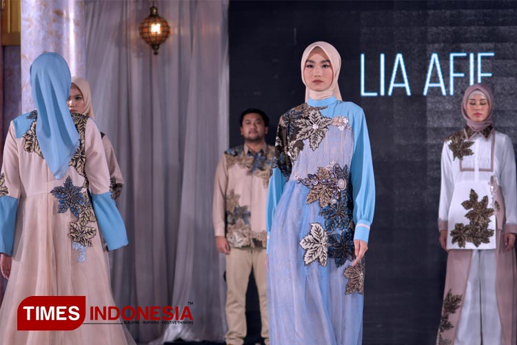 Model memakai busana rancangan Lia Afif bertema Ramya Ranggana di ajang Muslim Fashion Runway (MUFWAY) 2023, Atrium Pakuwon Mall Surabaya, Sabtu (1/4/2023). (FOTO: Lely Yuana/TIMES Indonesia) 