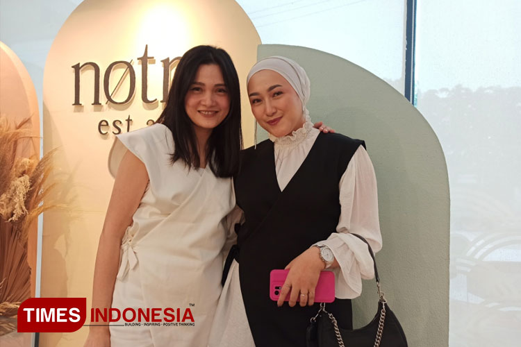 Owner Notre Ariella Devina bersama Influencer Putri Kenasti mengenakan busana koleksi terbaru saat acara Intimate Gathering di Surabaya, Jumat (31/3/2023). (Foto: Lely Yuana/TIMES Indonesia) 