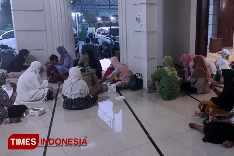 Para Jamaah saat berbuka puasa usai pengajian. (FOTO: Hendro S.B/TIMES Indonesia)
