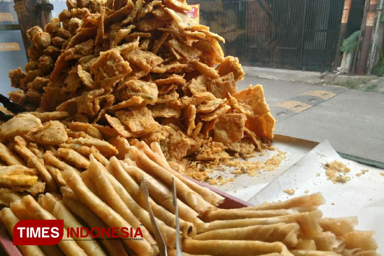 Fritters always be the number one appetizer for Bandung community during iftar. (Photo: Djarot/TIMES Indonesia)