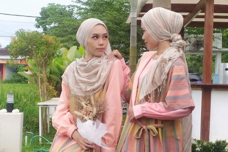 Dua model memamerkan fashion moslem wear karya Lanny Amborowati dalam pameran tunggal fashion di Gallery Kopi Macan. (Foto: Lanny Amborowati for TIMES Indonesia)
