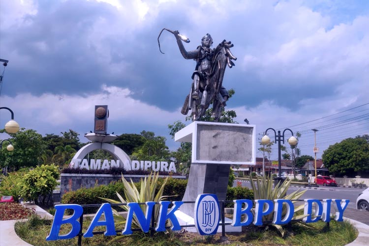 Polres Bantul Pasang Patung dari Knalpot Brong di Tugu Adipura