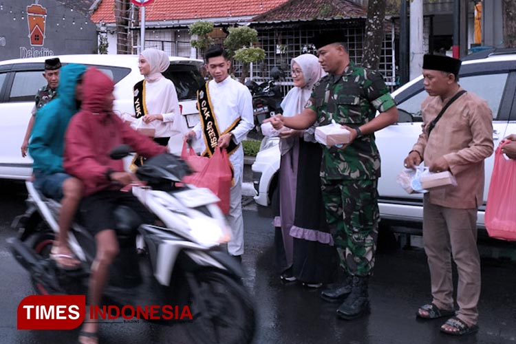 Gandeng Stakeholder, KWG Bagikan Ratusan Takjil di Bandar Grisse
