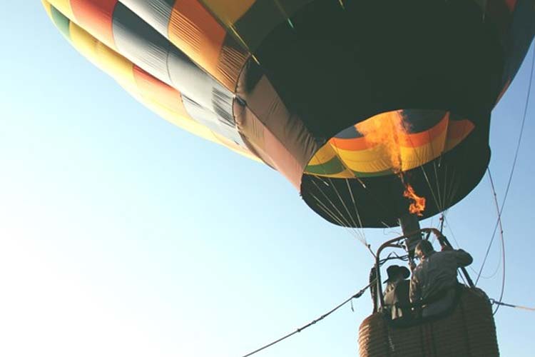 Keranjang Balon Udara Terbakar, Dua Orang Meninggal Dunia