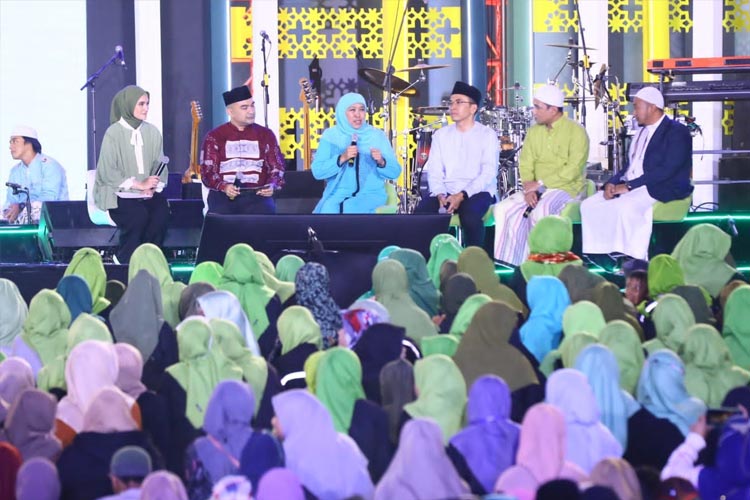 Gubernur Khofifah saat menyampaikan sambutan dalam acara tabligh akbar di Halaman Timur Masjid Nasional Al-Akbar Surabaya, Sabtu (1/4/2023) malam. (Foto: Dok. Humas Pemprov Jatim)