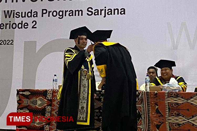 Rektor Unkriswina Sumba Maklon F. Klilla saat mewisudakan 339 mahasiswa di Gedung MPL Waingapu. (FOTO: Habibudin/TIMES Indonesia)