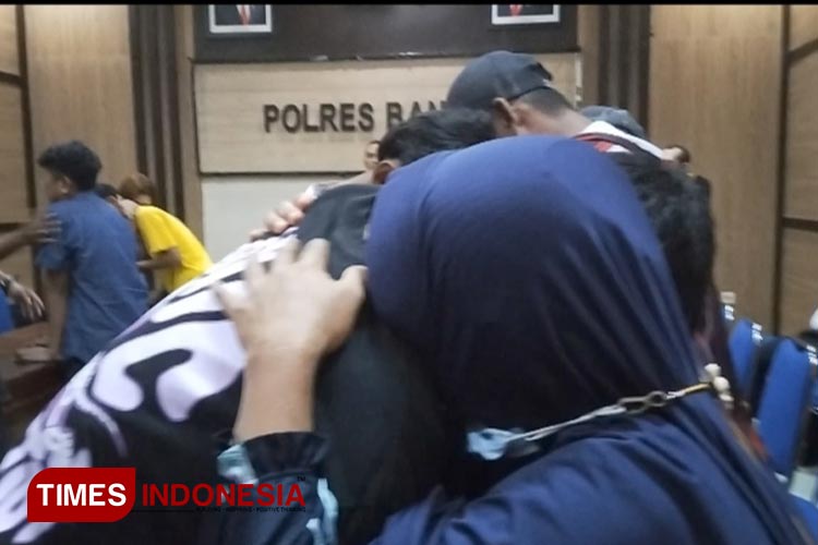 Diceramahi Polisi, Pelajar Terlibat Geng Motor di Kota Banjar Menangis di Pelukan Ibunya
